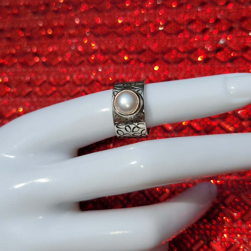 Janice Girardi Designs silver ring with pearl stone - Picture 1 of 9
